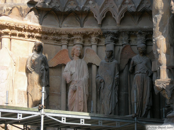photo de statues anges portail de la Cathédrale (Ange au sourire à droite)