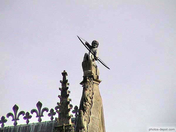 photo d'archer au sommer de la cathédrale