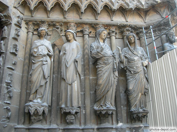 photo de statues portail frontal de la Cathédrale