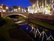 Pont et canal éclairé la nuit / France, Languedoc Roussillon, Perpignan