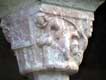 Chiens tenus en laisse sculptés sur chapiteau de colonne de marbre rose