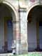 Colonnes droites Ã  contreforts, CloÃ®tre de pierres aux rainures roses, 1760, Abbaye de Lagrasse