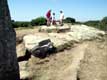 On marche sur les pierres du Dolmen des pierres plates / France, Bretagne, Locmariaquer