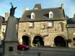Statue de l'évèque devant  maison les petits palets à belle arcature romane / France, Bretagne, Dol de Bretagne