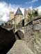 Chemin de ronde aux 2 hauts murs parallèles et tours du chateau / France, Languedoc Roussillon, Carcassonne