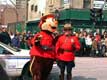 Mascotte et policier / Canada, Quebec, Montreal, fête de St Patrick