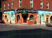 Magasin entouré de peintures murales en trompe l'oeil / Canada, Quebec