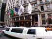 Limousine blanche devant hotel de luxe / USA, New York