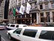 Défilé de limousines devant hotel de luxe / USA, New York