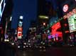 Times Square éclairé la nuit / USA, New York