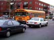 Bus d'écoliers s'arrête : les voitures s'arrêtent dans les 2 sens