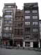 Facade de maison de briques enserrÃ©e entre deux immeubles / Belgique, Bruxelles