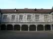 Superbes batiments aux fenêtres à chapîteaux renaissance et toits aux ardoises peintes / France, Franche Comté, Besancon