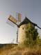 Meunier gravissant les pales de son moulin / France, Languedoc Roussillon, Cucugnan