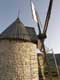 Meunier enlevant les toiles des pales du moulin à vent / France, Languedoc Roussillon, Cucugnan