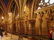 Piliers peints de la chapelle basse supportant tout le poids de l'édifice / France, Paris, Sainte Chapelle