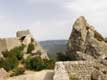 Arrivée au donjon : entre pierres brutes et pierres taillées / France, Languedoc Roussillon, Perpertuse