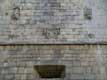 Blason et statues ornaient le mur au dessus de la porte d'entrée de la tour