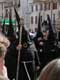 Hommes en costumes noir, masque et chapeau pointu, Procession de la Sanch