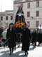 La Pieta et roses oranges portée par des femmes, Procession de la Sanch