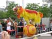 Dragon chinois marchant sur balle
