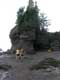 Rocher sur lequel subsistent les sapins épargnés à marée haute / Canada, Nouveau Brunswick, Fundy Hopewell Rocks