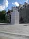 Un flacon de Chanel N°5 ? Non, le monument de la Place de Paris / Canada, Quebec