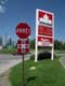 Panneaux arrÃªt Ã  chaque carrefour comme indiquÃ© et station Petro-Canada / Canada, Wendake