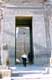 Entrée dans le temple, immense porte de pierre sculptée / Egypte