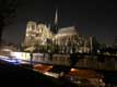 Cathédrale Notre Dame la nuit et péniche sur le Seine