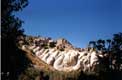 Surprenante ligne de rochers blancs Ã©rodÃ©s sous le village perchÃ© / Turquie, Cappadoce