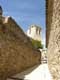 Rue bordée de hauts murs menant à la tour du monastère Sant Pere fondé en 977 / Espagne, Garrotxa, Besalu