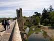 Le pont comporte une tour qui servait de péage au moyen age / Espagne, Garrotxa, Besalu