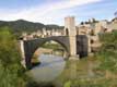 Pont roman du XIe, Pour la construction des piliers on a profité des rochers c'est pourquoi il a une forme irrégulière / Espagne, Garrotxa, Besalu