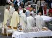 Ciboires sur la table et pretres pendant la messe