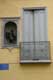 Statue de Saint françois de Paule dans une niche du mur peint et fênetre à balconet