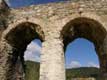 Arches de pierre et briques de l'aqueduc romain. / France, Languedoc Roussillon, Ansignan