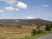 Ã  gauche sur sa colline, le village de Cucugnan, Ã  droite sur son rocher, le chateau Cathare de QuÃ©ribus / France, Languedoc Roussillon, Cucugnan