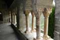 8 colonnes jumelées aux chapiteaux finement sculptés de la galerie unique du cloître