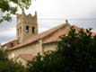 Eglise au clocher quadrangulaire émergeant de la toiture de tuiles romanes / France, Languedoc Roussillon, Villelongue dels monts