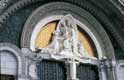 Vierge couronnée à l'enfant, tympan de la basilique / France, Hautes Pyrenees, Lourdes