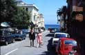 Couple dans la rue en italie face à la mer