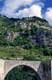 Pont et ermitage Ã  flanc de falaise / Italie