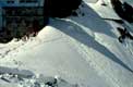 Montée au chalet le long de la pente enneigée / Italie, Dolomites