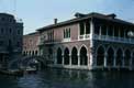 Bateaux amarrés sur le canal de vant pont et batiment à colonnades / Italie, Venise