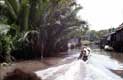 Barque à moteur sur le fleuve / Thailande