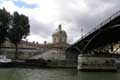 Dôme de l'Académie française et pont des arts, passerelle piétons aux neuf arches en fonte et premier pont métallique de Paris