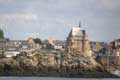 Entre 1369 et 1382, sur ordre du duc Jean IV de Bretagne afin de contrôler l'insoumise ville de Saint-Malo, ce donjon fortifié a été tour à tour bastion, prison et aujourd'hui mémoire de la navigation malouine.