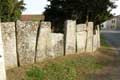 Pierres tombales fichées en terre tiennent lieu de mur au cimetière mérovingien / France, Poitou, Civaux
