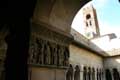 Scène des rois mages chez Hérode sur chapiteau du cloître, et tour fortifiée de l'Abbaye / France, Languedoc Roussillon, Elne